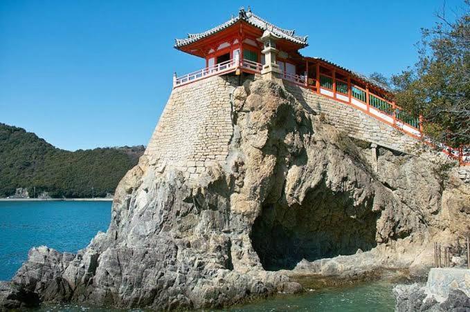 城跡石垣上の絶景古民家宿 鞆城茶屋庵 Tomo Kültér fotó